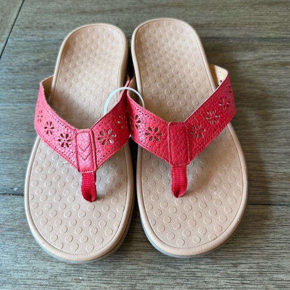 Red floral Vionic flip flops - Picture 1 of 6